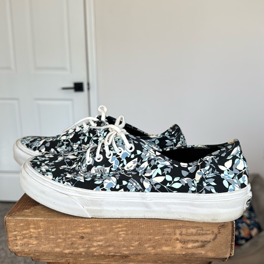 Vans. Women floral print tennis shoe.